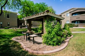 Outdoor BBQ Area at Apartments in Phoenix AZ
